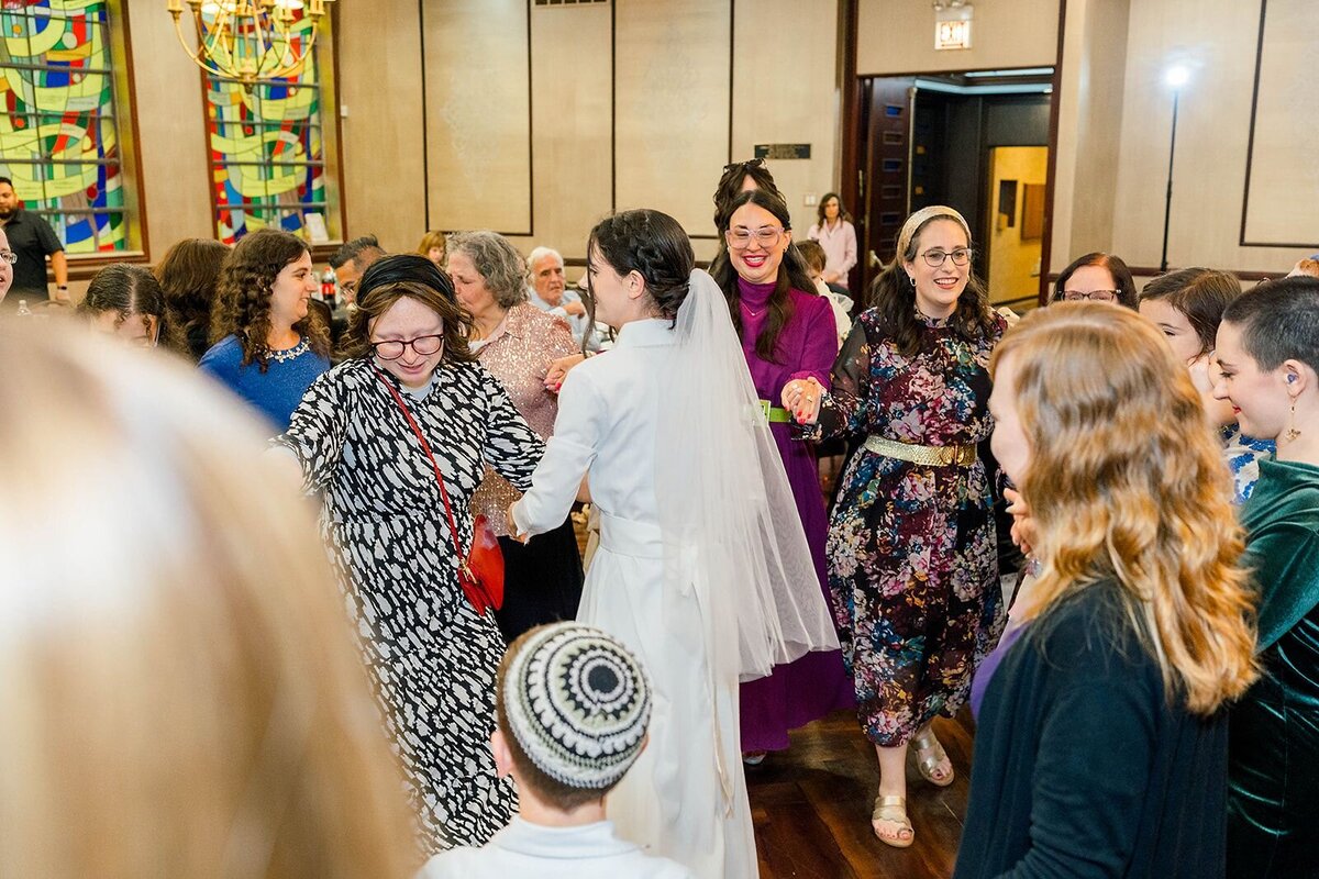 Eliana-Melmed-Photography-Chicago-LosAngeles-Jewish-WeddingPhotographer-CarmiKalman-WomensDancing-00048