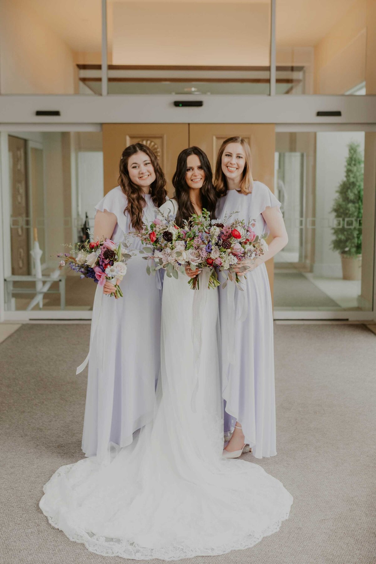 bride-and-bridesmaids-bouquets