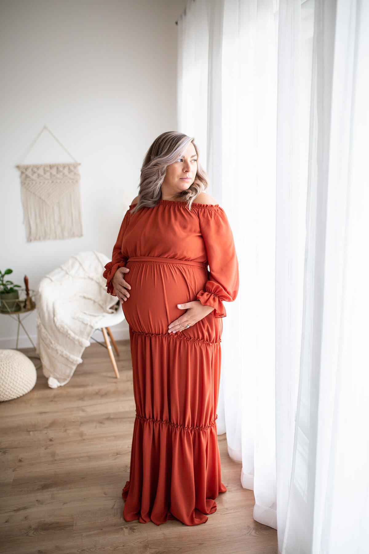 maternity rust dress on mama