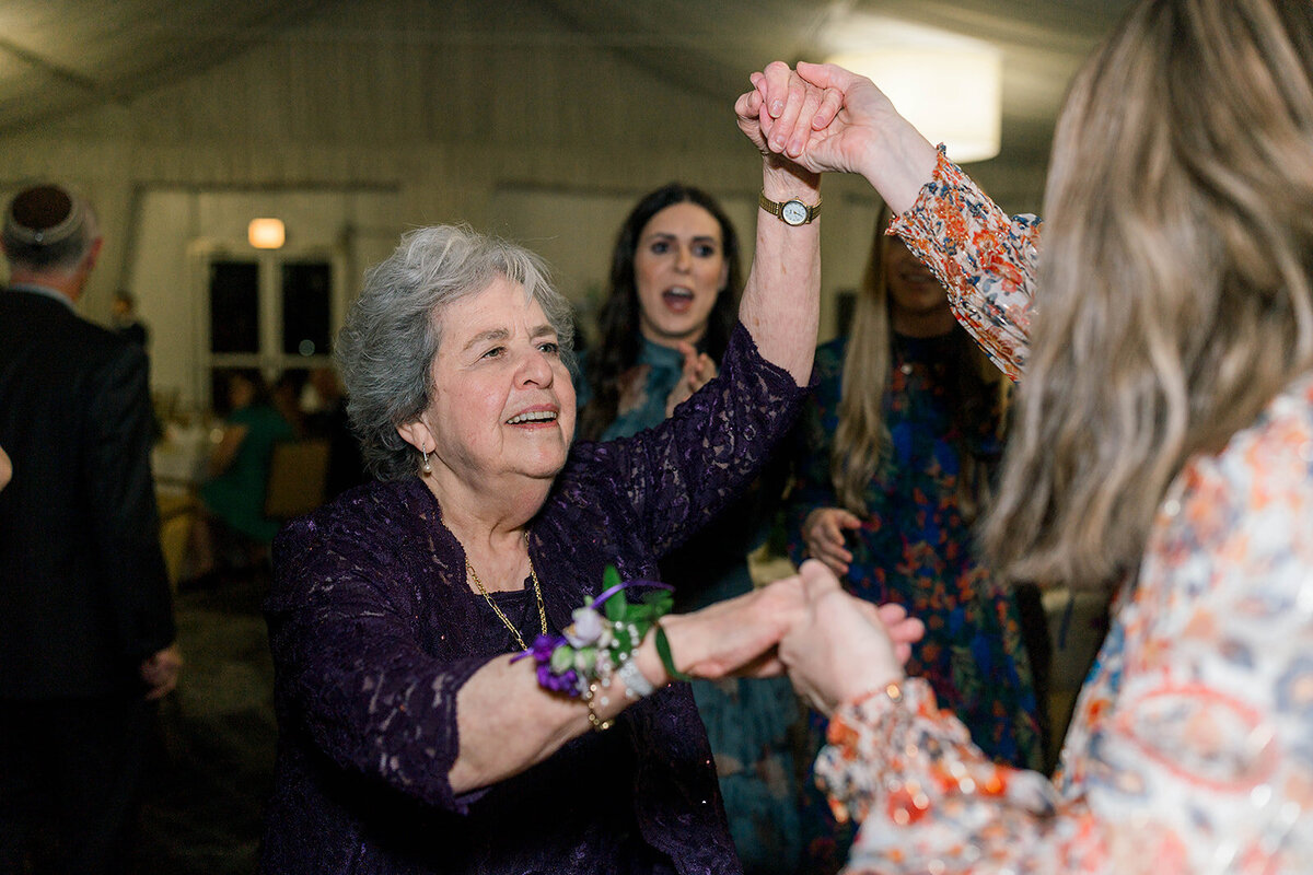 Eliana-Melmed-Photography-Chicago-LosAngeles-Jewish-WeddingPhotography-SimchaDancing-00157