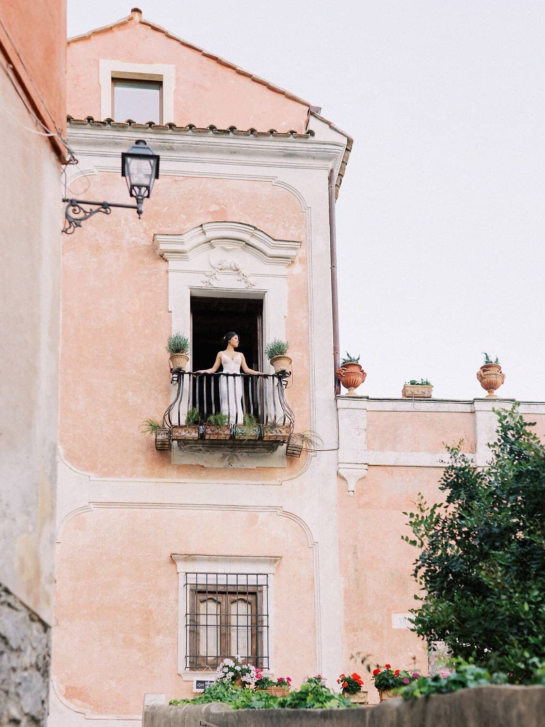 Positano-wedding-villa-San-Giacomo-bride-portraits-by-Julia-Kaptelova-Photography-313