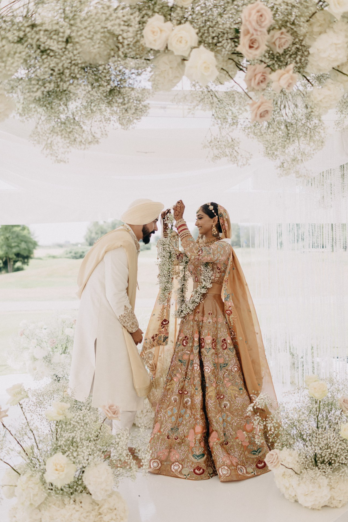 indian-french-sikh-wedding-babysbreath-roses-ivory-peach-mandap-2