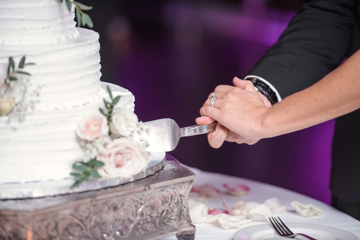 Bride and groom cutting the wedding cake at Stonebridge Country Club