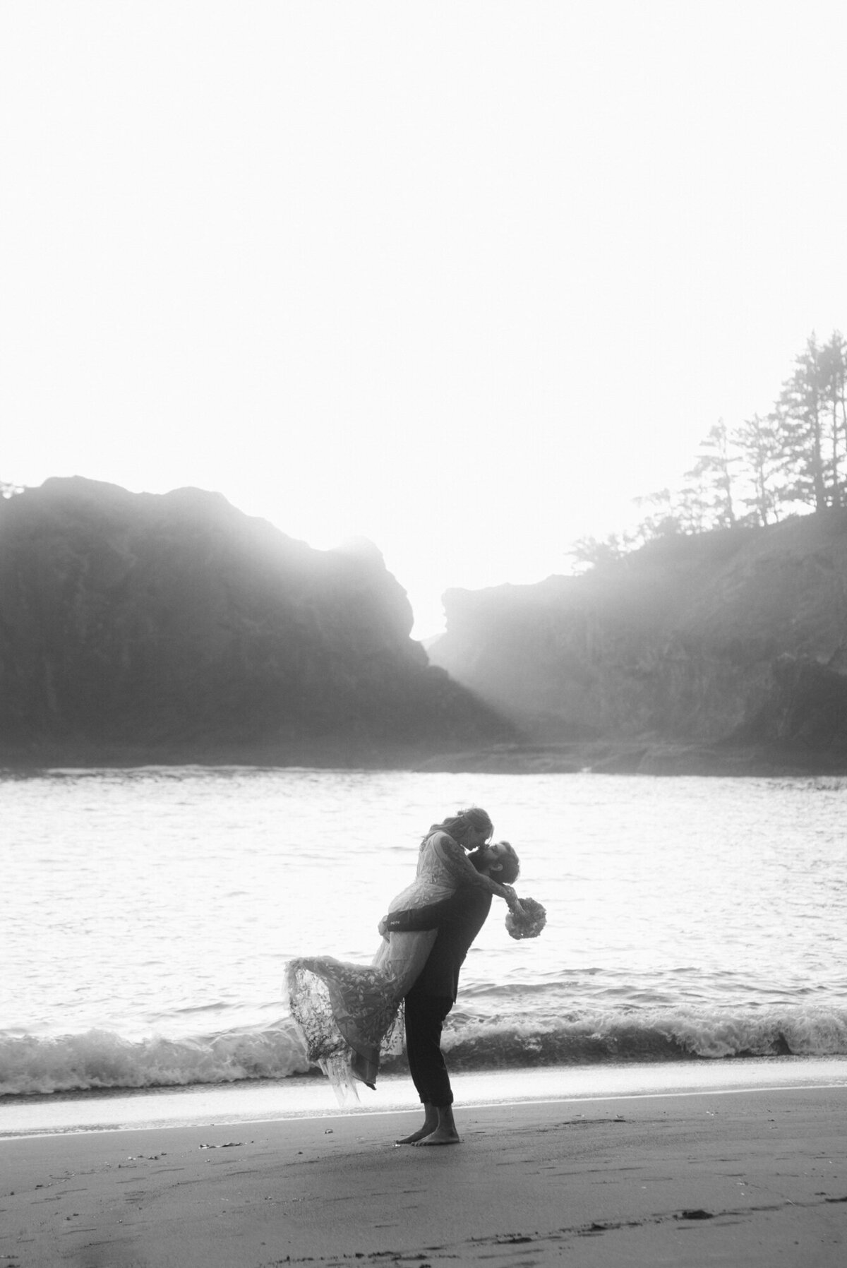 the_chaffins_international_destination_wedding_elopement_photographers_sammie_chaffin_micah_editorial_adventure_photos_travel_redwoods_national_park_36