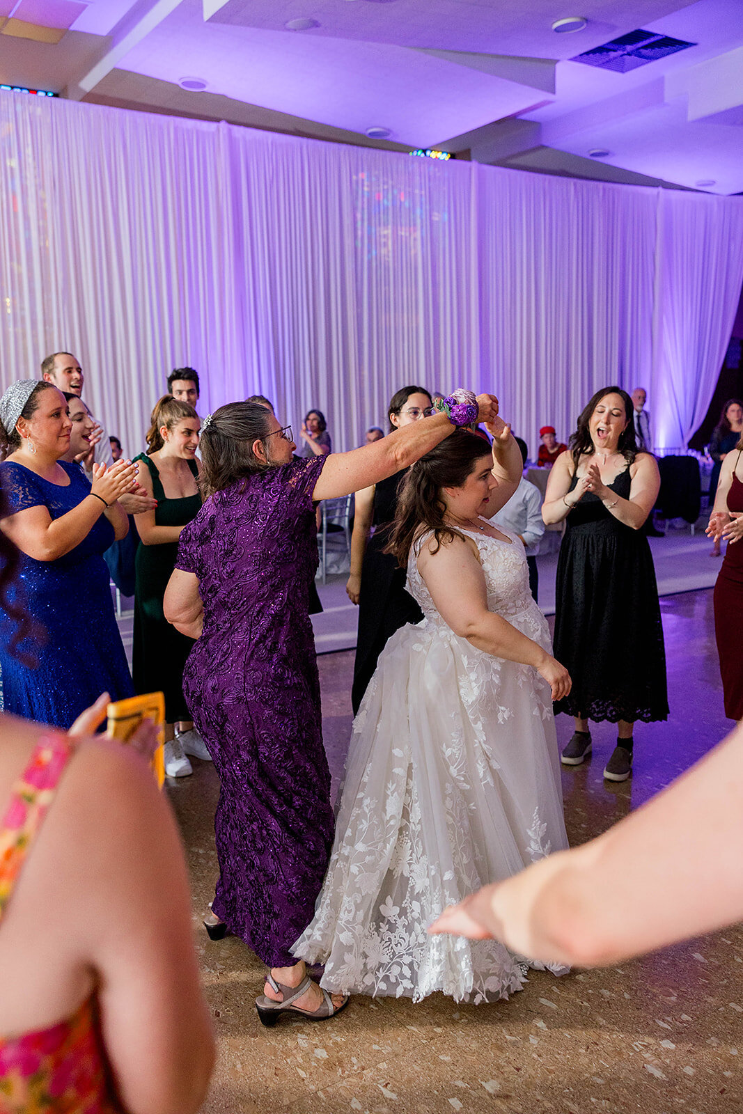 Eliana-Melmed-Photography-Chicago-LosAngeles-Jewish-WeddingPhotography-ElianaSklar-DanceFloor-00011