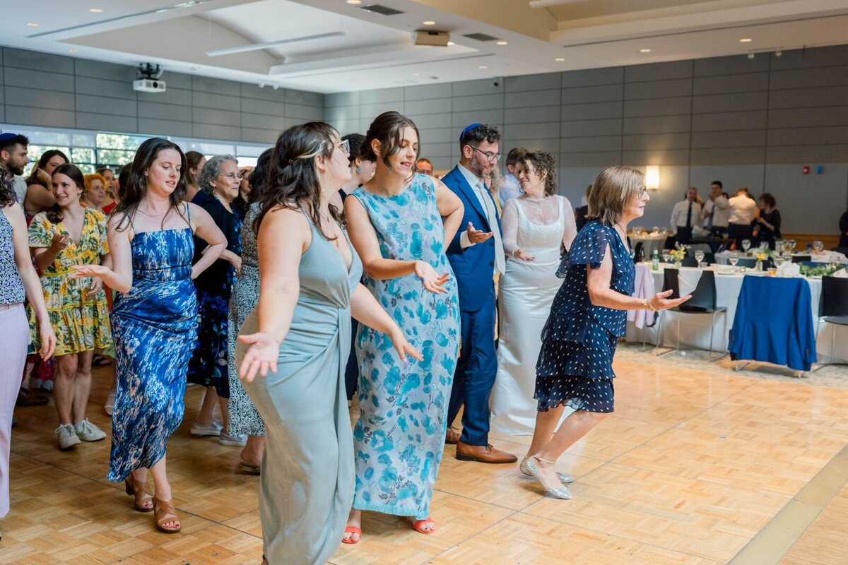 processed_ElianaMelmedPhotography_JewishWeddingPhotographer_ShulaNoah_Dancing-135