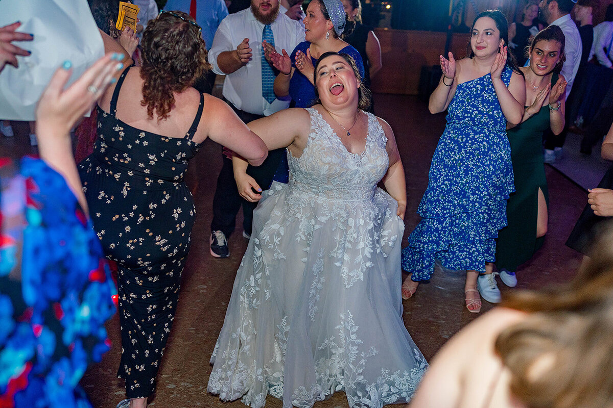 Eliana-Melmed-Photography-Chicago-LosAngeles-Jewish-WeddingPhotography-ElianaSklar-DanceFloor-00008