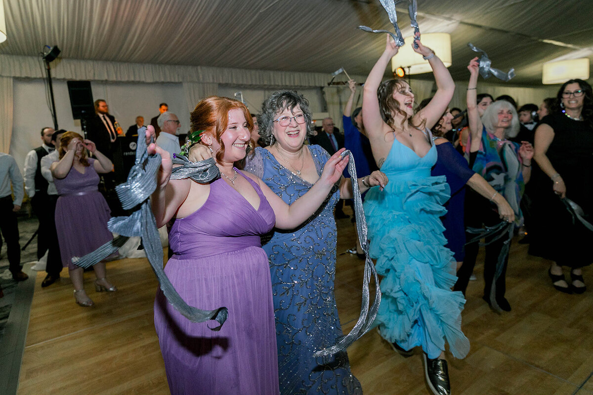 Eliana-Melmed-Photography-Chicago-LosAngeles-Jewish-WeddingPhotography-SimchaDancing-00074