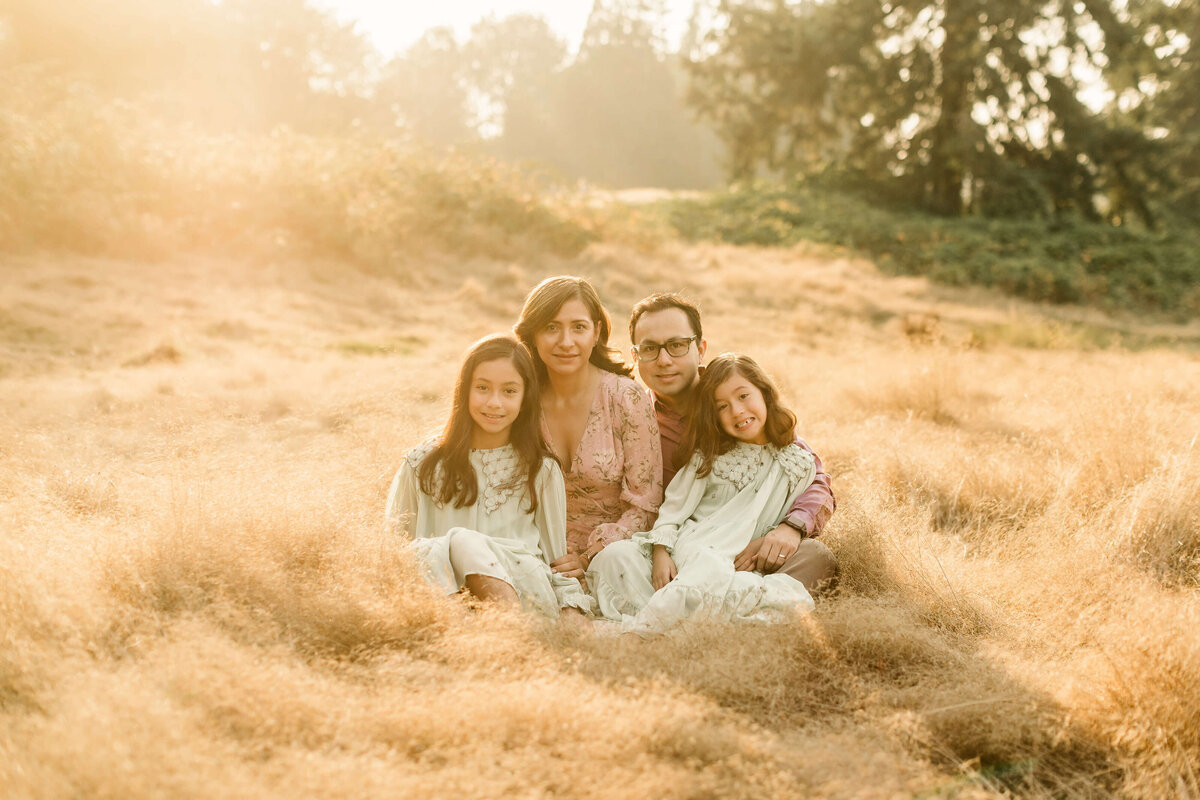 Seattle family of 4 with adorable kids in a field