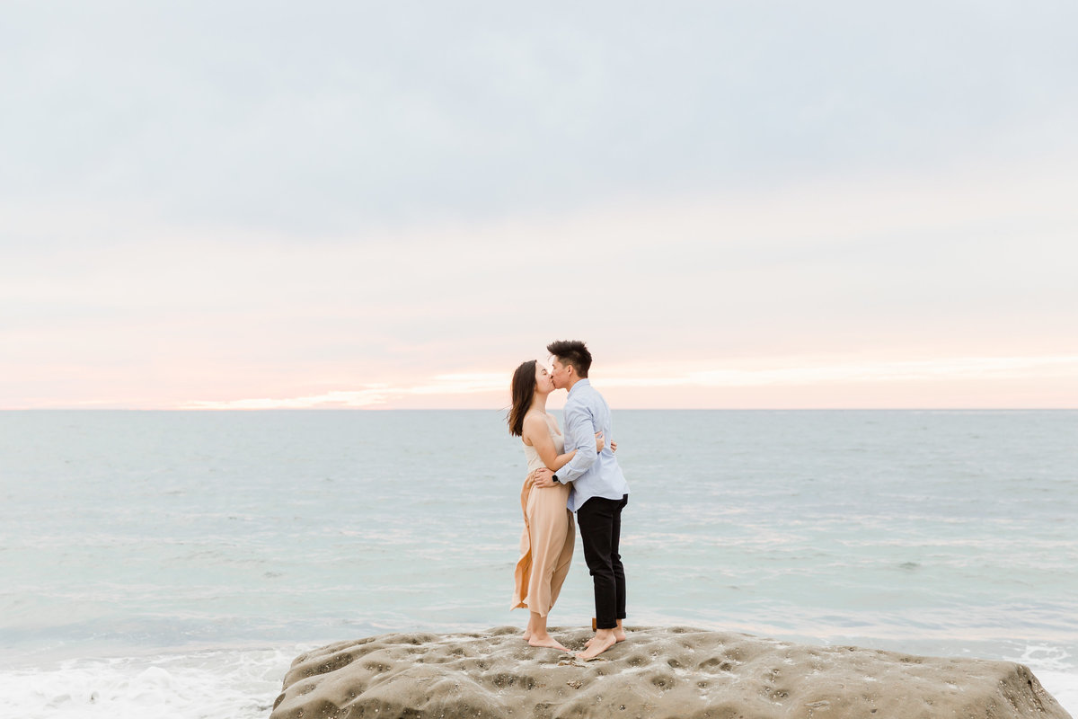babsie-ly-photography-surprise-proposal-photographer-san-diego-california-la-jolla-windansea-beach-scenery-asian-couple-006