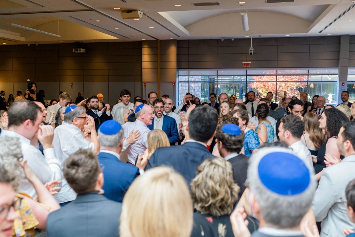 Eliana-Melmed-Photography-Chicago-LosAngeles-Jewish-WeddingPhotography-ShulaNoah-Simcha-Dancing-00081