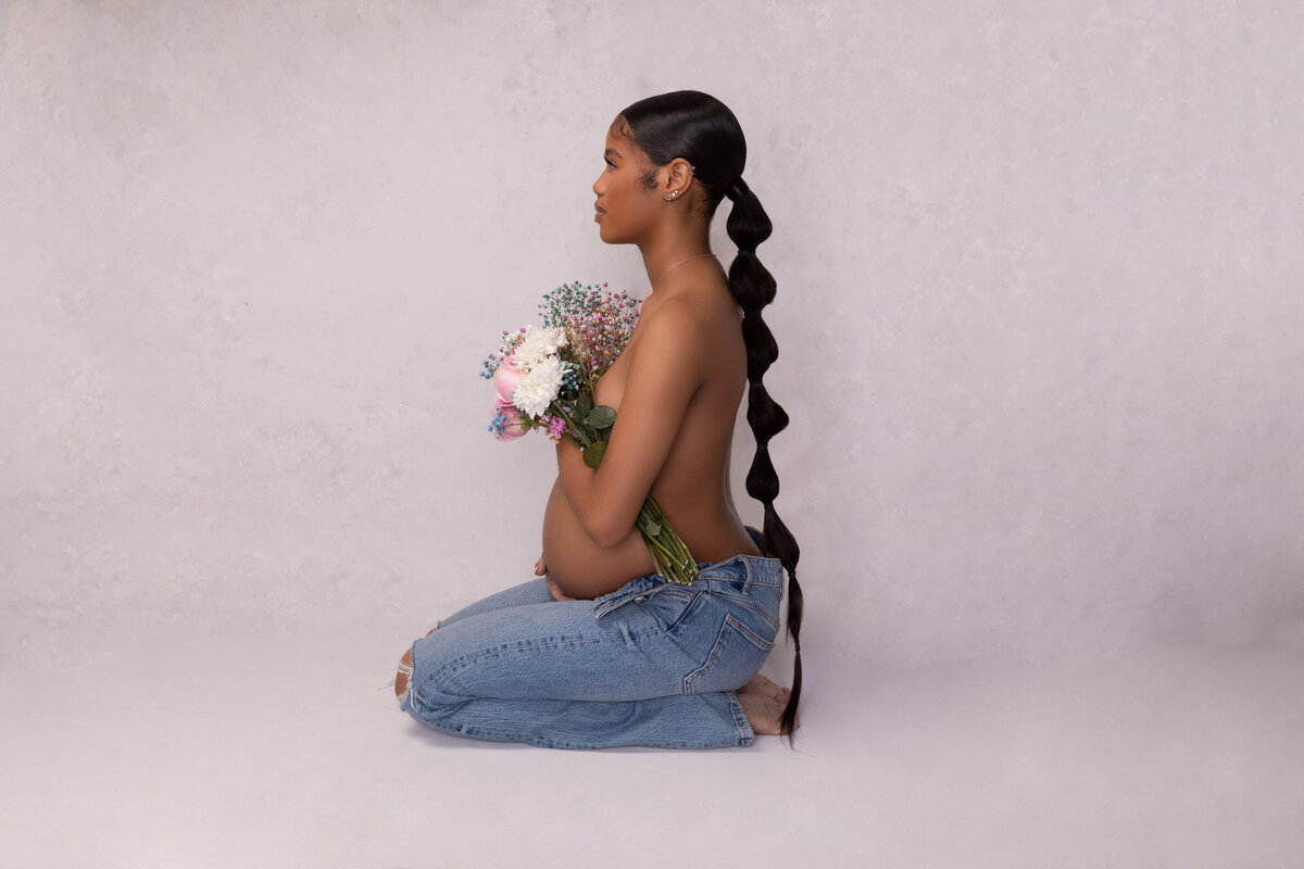 maternity photoshoot with jeans and flowers