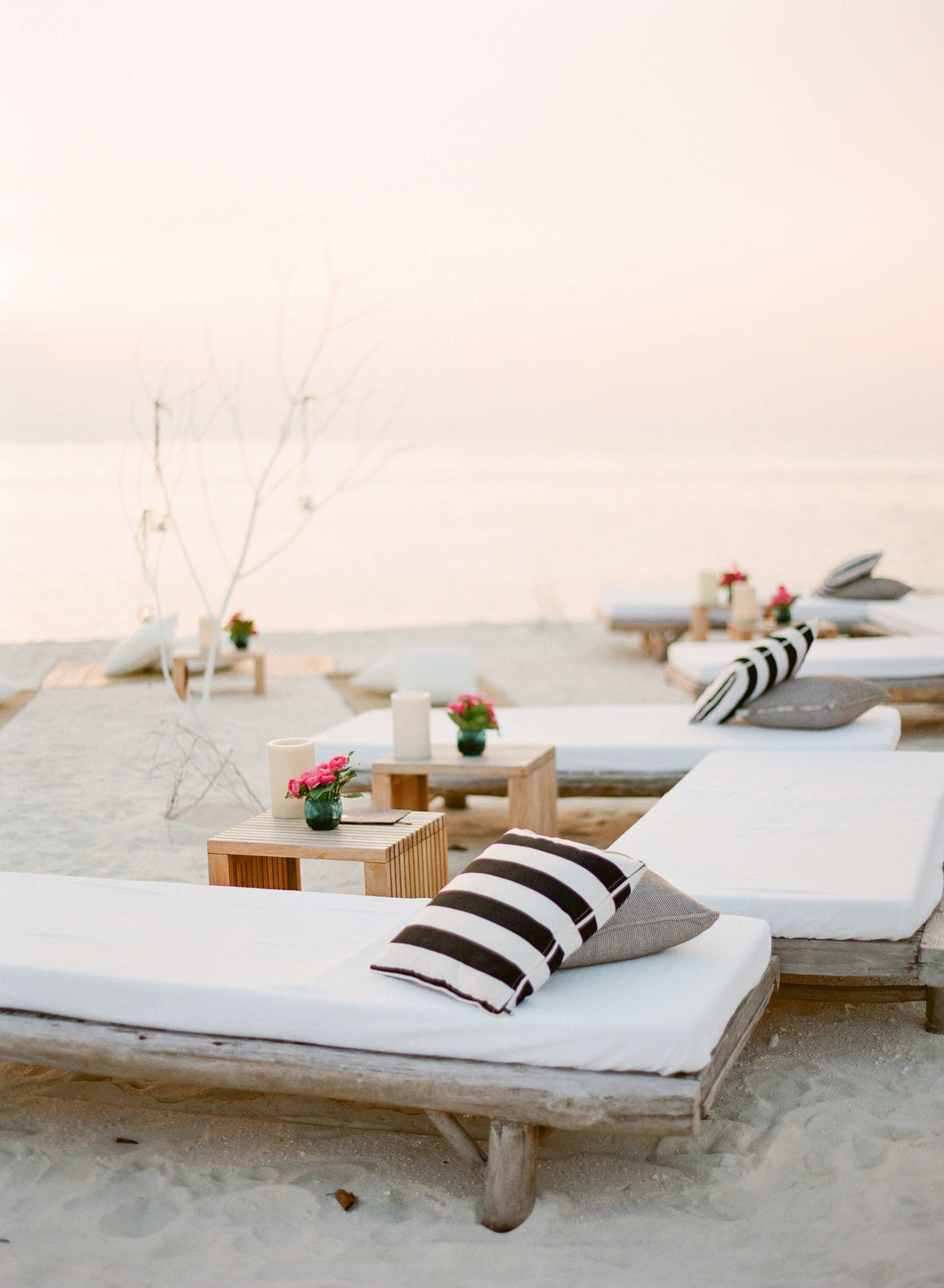 38-KTMerry-destinationwedding-beachbeds-Maldives