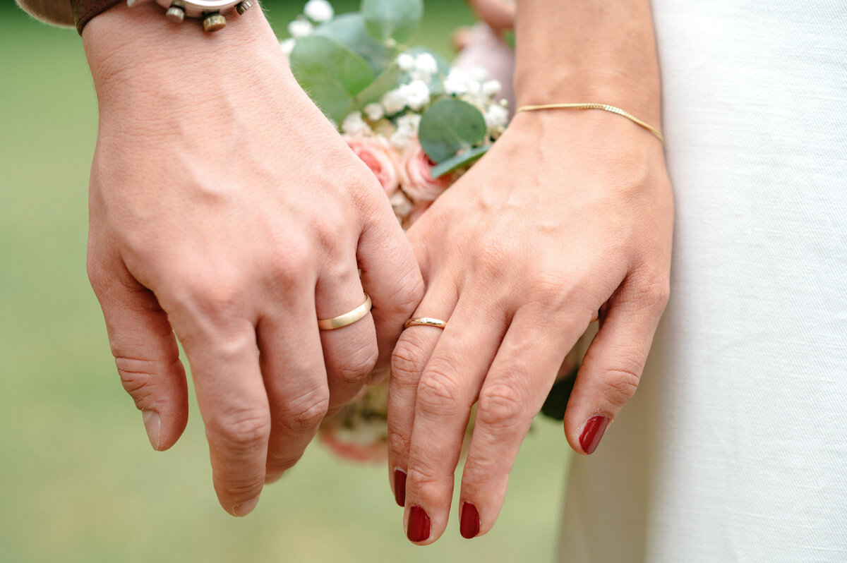 Hände des Brautpaars Eheringe Ammersee hochzeitsfotograf Starnberg