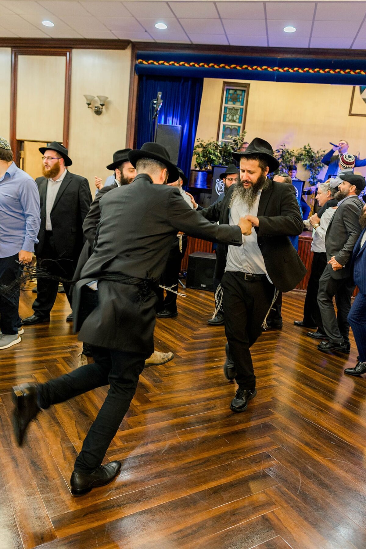 Eliana-Melmed-Photography-Chicago-LosAngeles-Jewish-WeddingPhotographer-CarmiKalman-MensDancing-00029