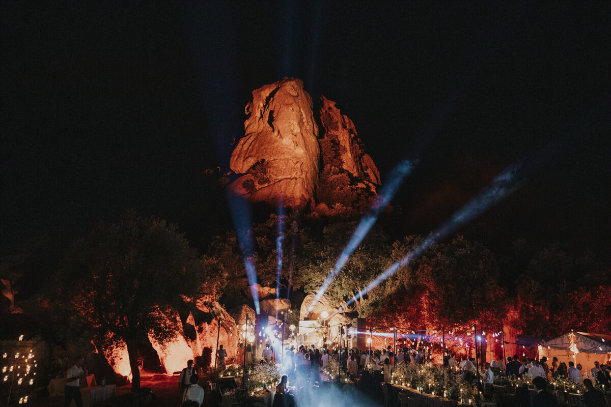 Party in an iconic outdoor wedding in sardinia
