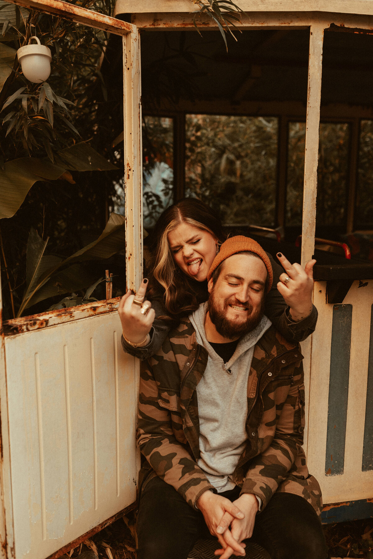 middle-finger-couples-photo