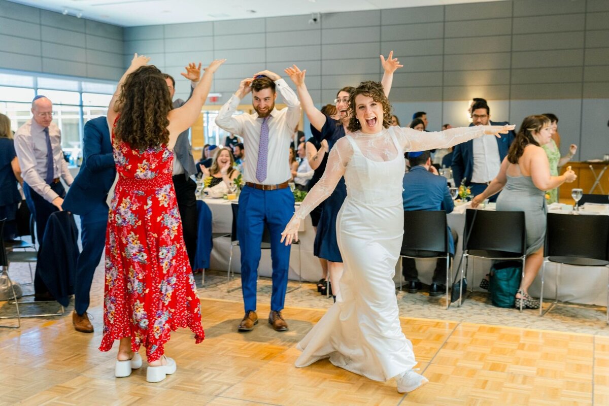 Eliana-Melmed-Photography-Chicago-LosAngeles-Jewish-WeddingPhotography-ShulaNoah-Simcha-Dancing-00175