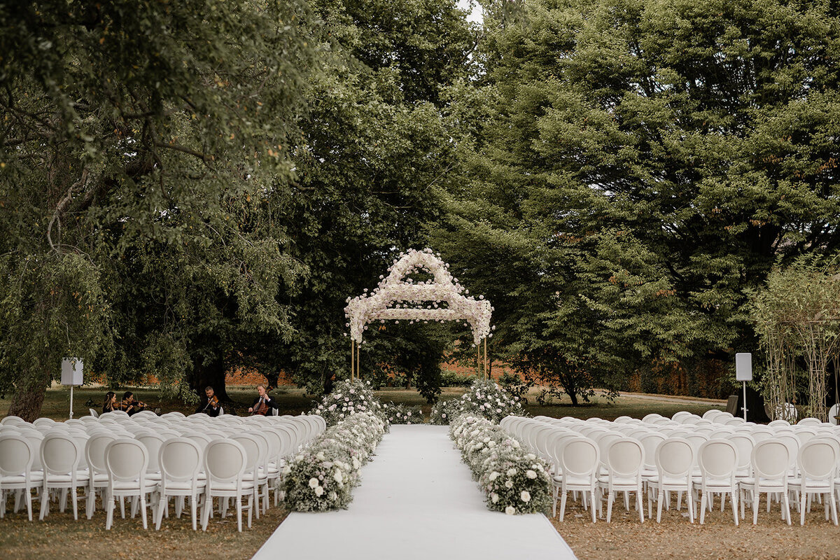 outdoor-wedding-ceremony-hampton-court-palace