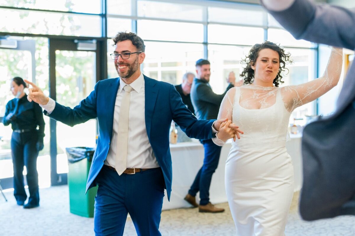 Eliana-Melmed-Photography-Chicago-LosAngeles-Jewish-WeddingPhotography-ShulaNoah-Simcha-Dancing-00176