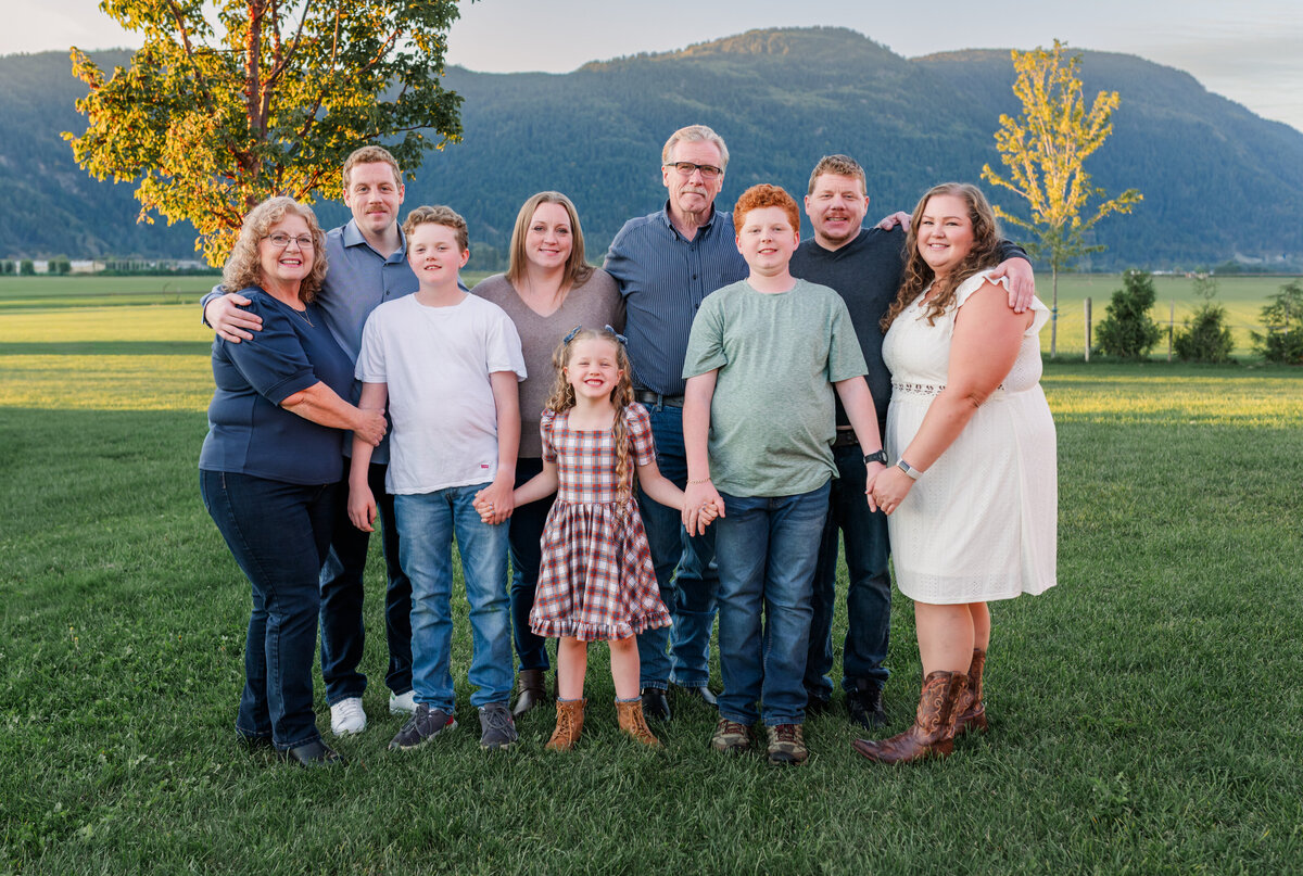 Extended family photos on a farm with a Fraser Valley mountain in the background.