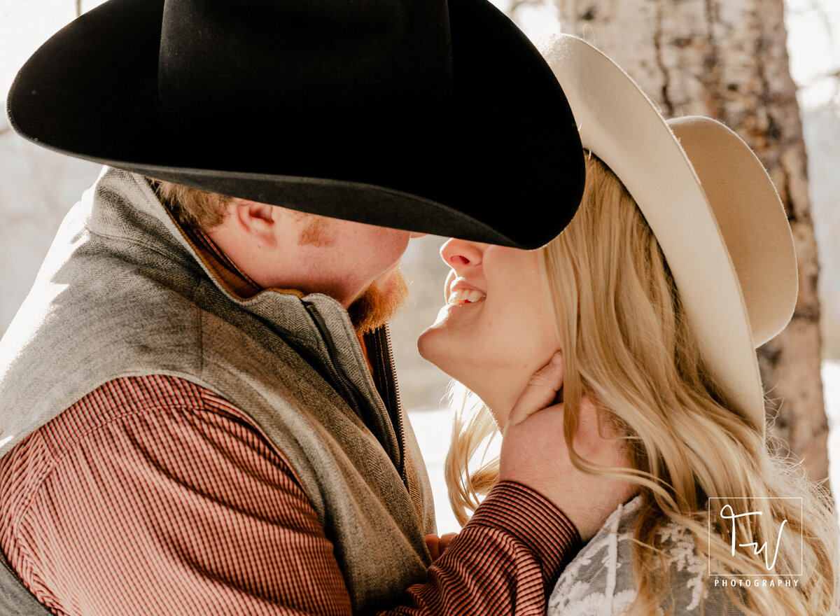 Couples_Photographer Tannni_Wenger_Photography Engaged Engagement_Photographer Here_Comes_The_Bride Wedding_Day Couples_Kissing Eastern_Oregon_Photographer