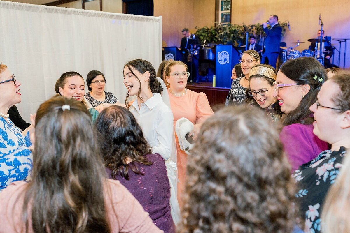 Eliana-Melmed-Photography-Chicago-LosAngeles-Jewish-WeddingPhotographer-CarmiKalman-WomensDancing-00026