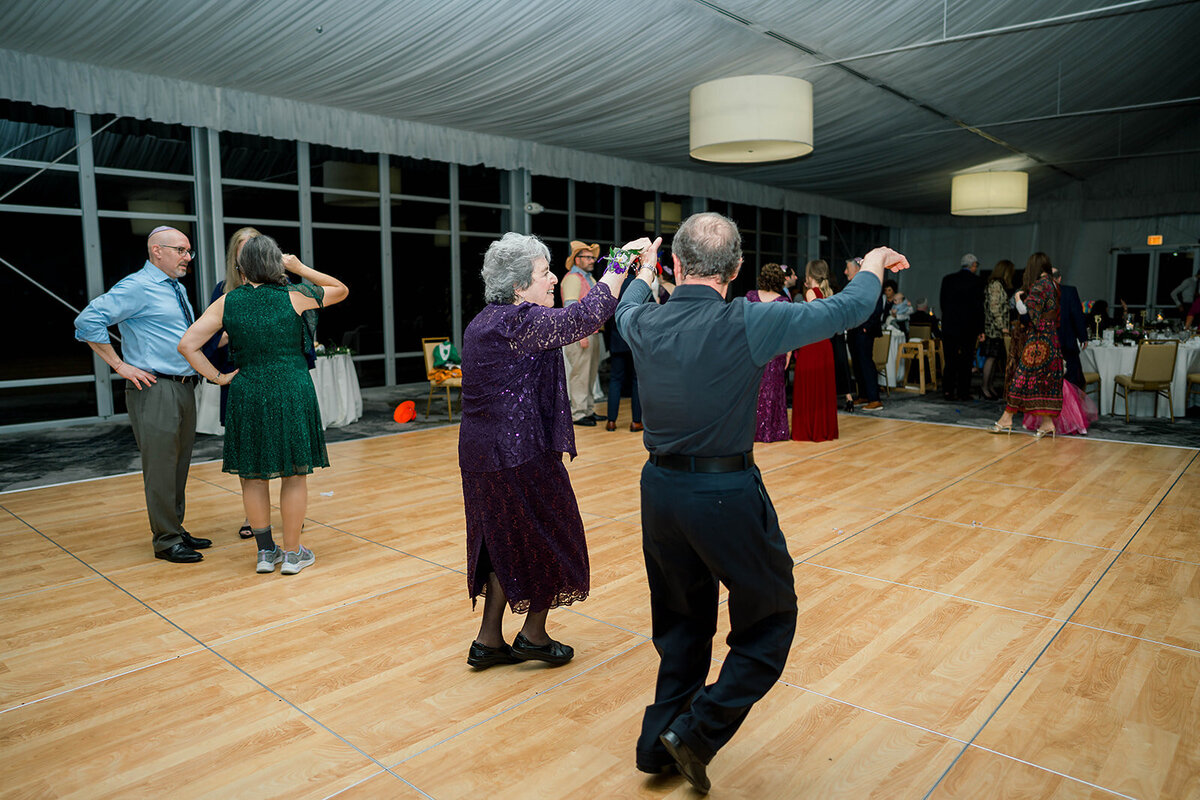 Eliana-Melmed-Photography-Chicago-LosAngeles-Jewish-WeddingPhotography-SimchaDancing-00004