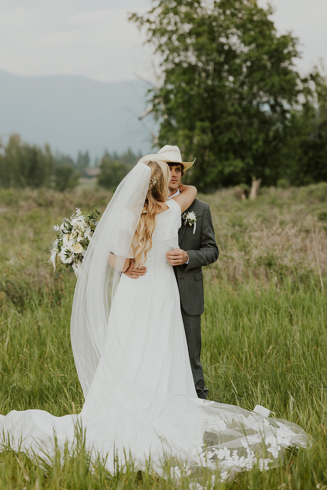 presley-gray-photo-elegant-montana-wedding-3945