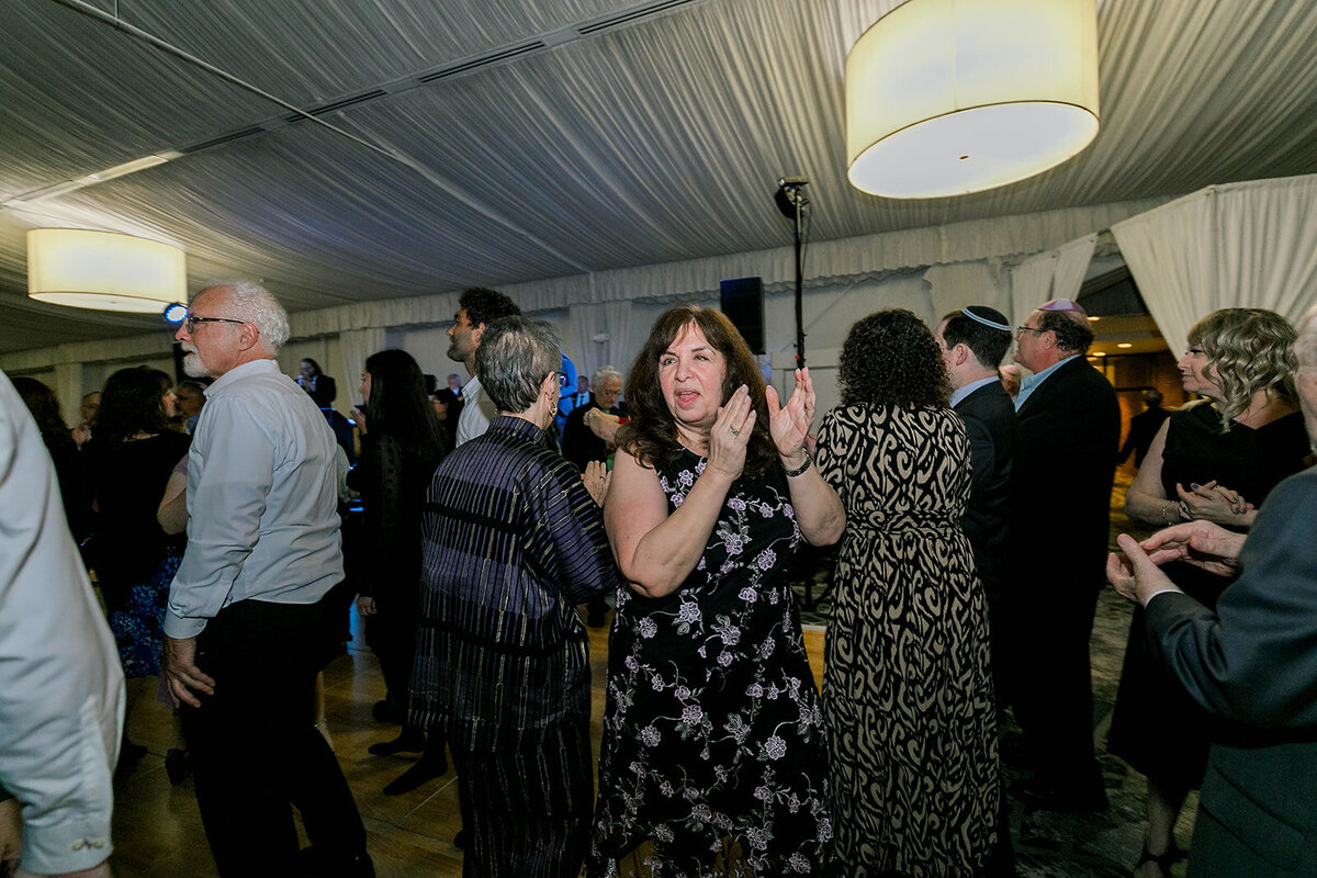 Eliana-Melmed-Photography-Chicago-LosAngeles-Jewish-WeddingPhotography-SimchaDancing-00130