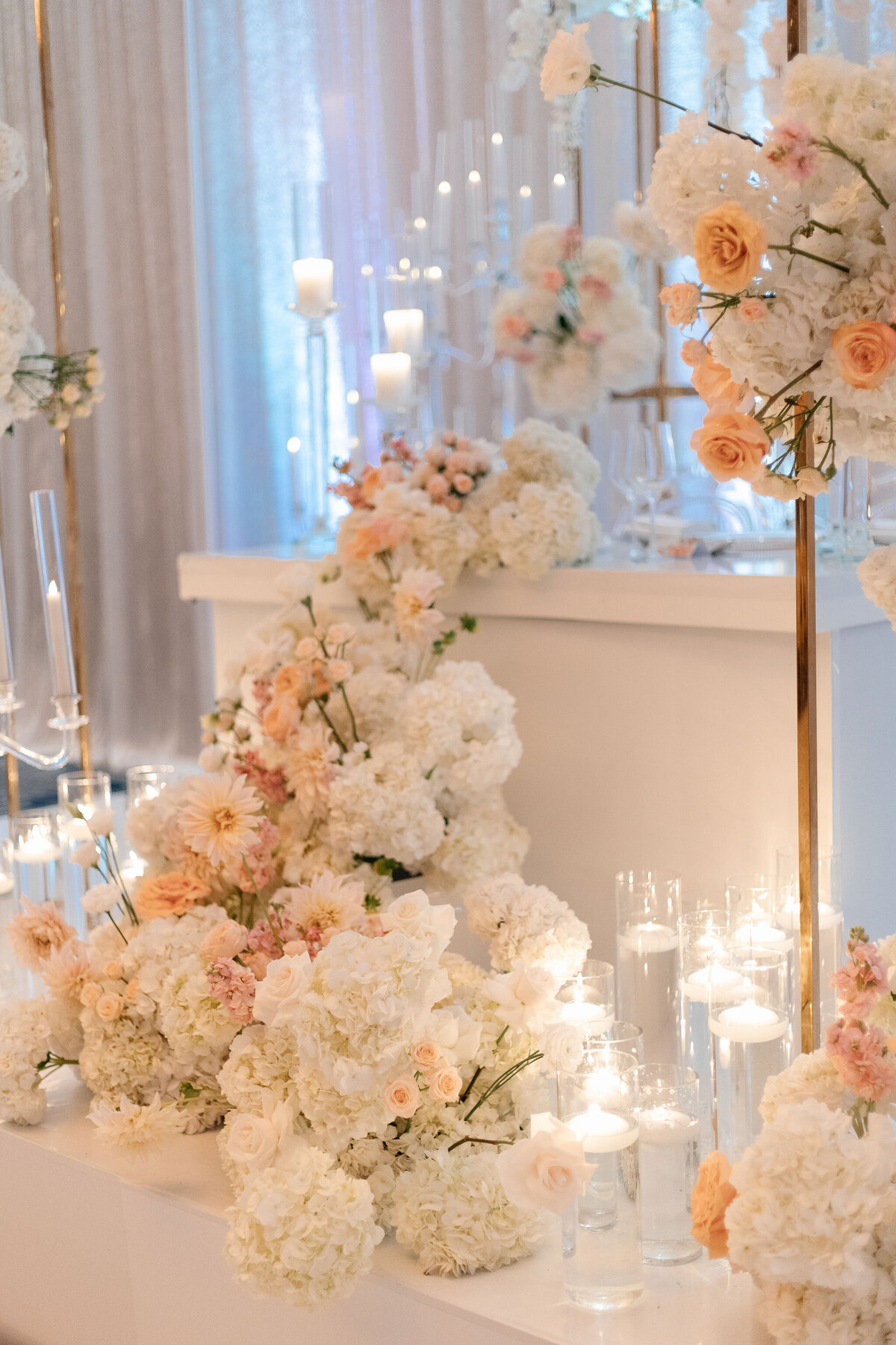 elegant-wedding-reception-decor-gold-arches-floral-arrangements-004