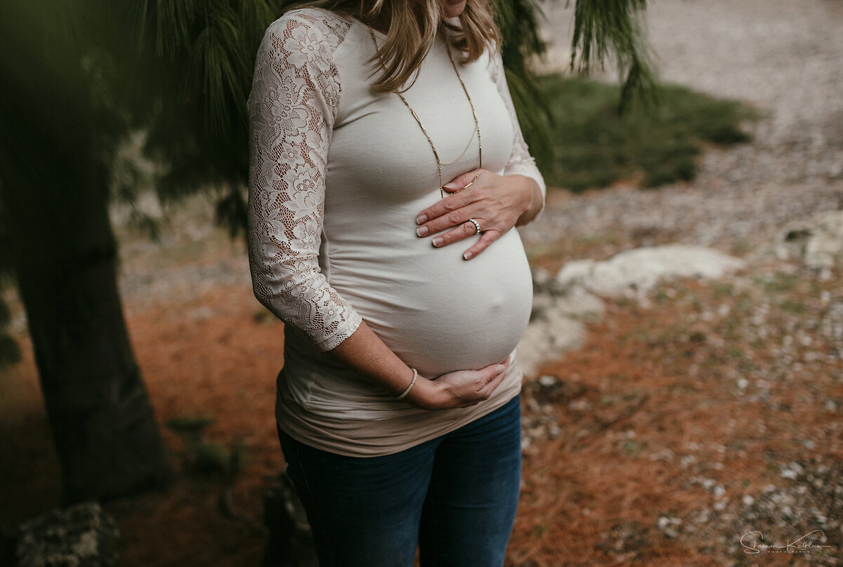 Marvel in the meadow with maternity portraits amidst St. Paul's greenery. Shannon Kathleen Photography frames your maternal journey against the vibrant backdrop of nature