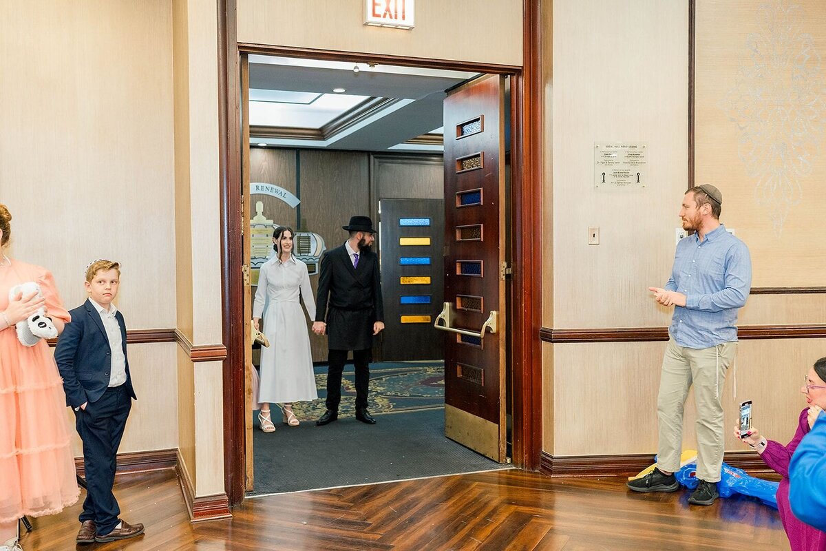 Eliana-Melmed-Photography-Chicago-LosAngeles-Jewish-WeddingPhotographer-CarmiKalman-WomensDancing-00009