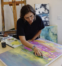 Andrea_Cermanski_demonstrates_how_to_paint_impaso_with_acrylic_palette_knife
