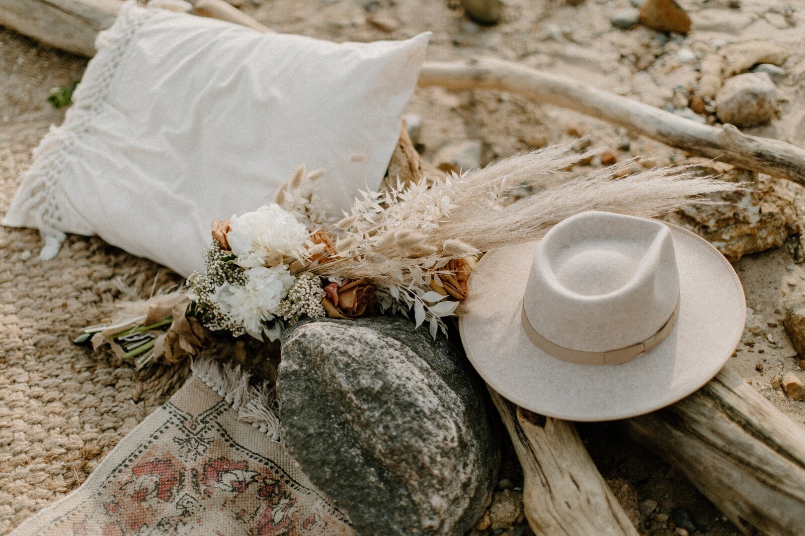 bouquet and hat on beach picnic