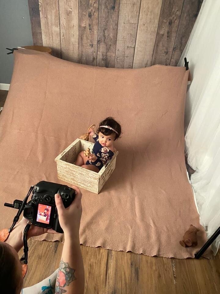 child photographer photographing 6 month old girl