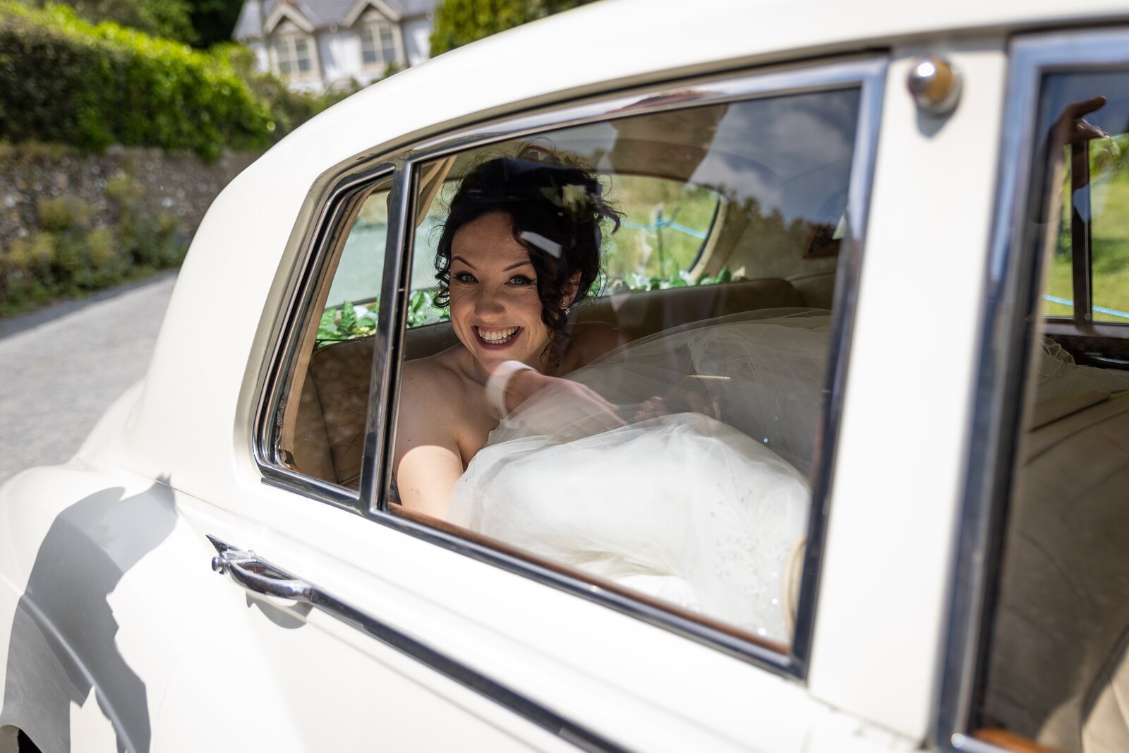 bride arriving to church in wedding car