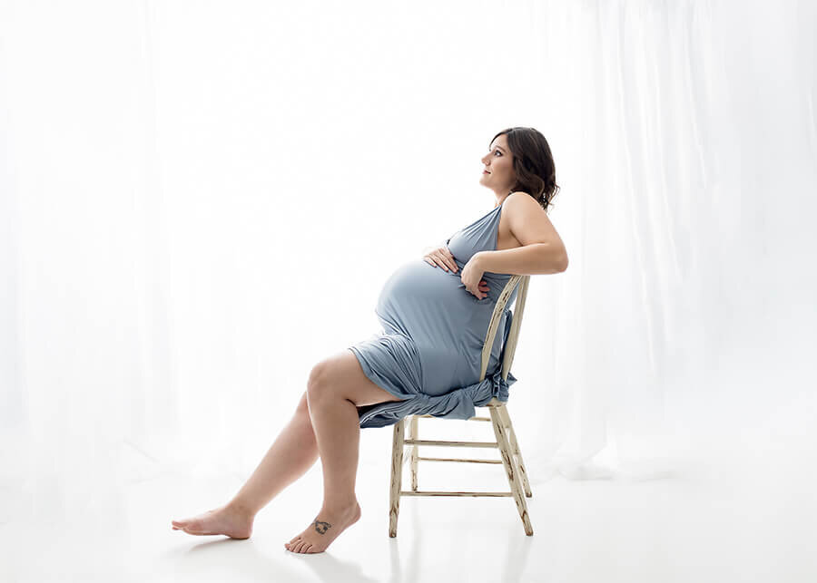 Pregnant mother posed on a chair, Maternity Photographers Quad cities, quad city photographers