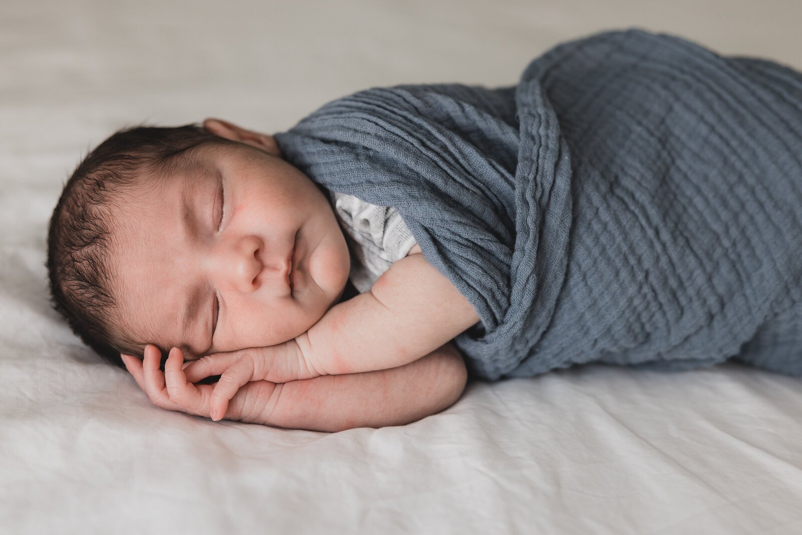 Newborn baby sleeping pose during lifestyle photo session by Jennifer Beal Photography