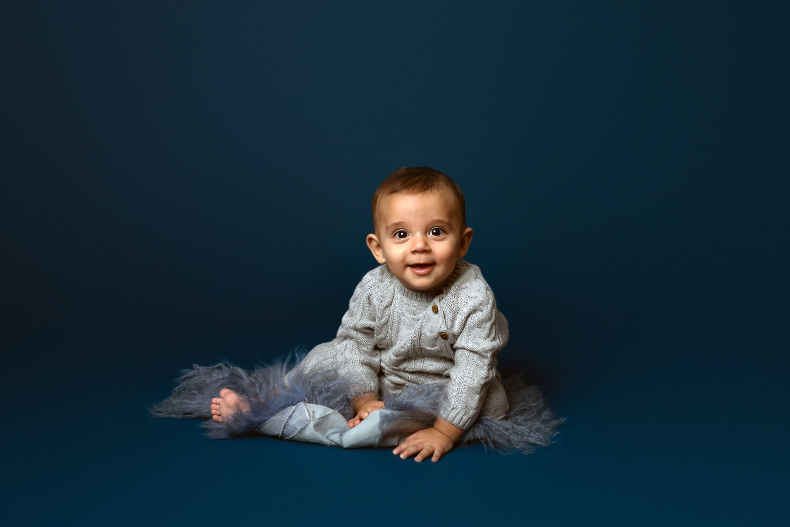 blue sitting baby photograppher