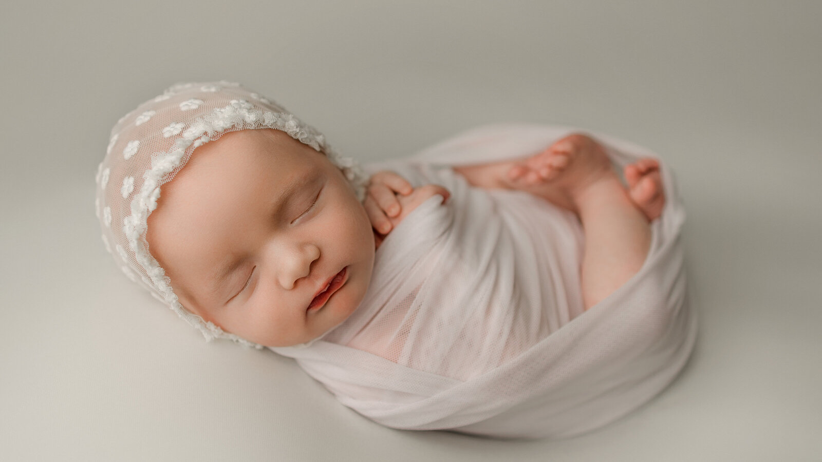 newborn-photography-timeless-white-backdrop-bonnet-portland