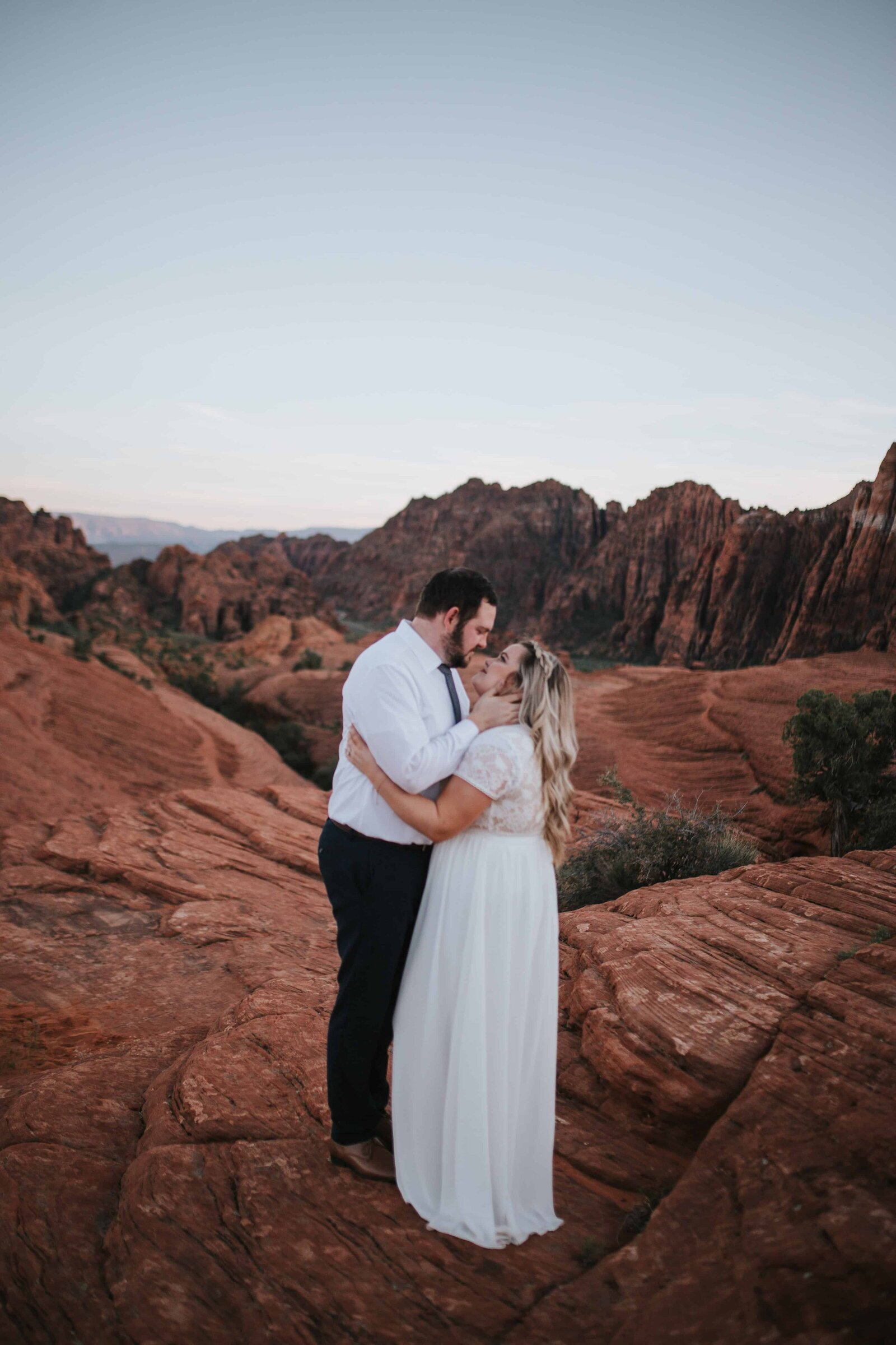 bride and groom kissing on red rock in Knoxville Tennessee