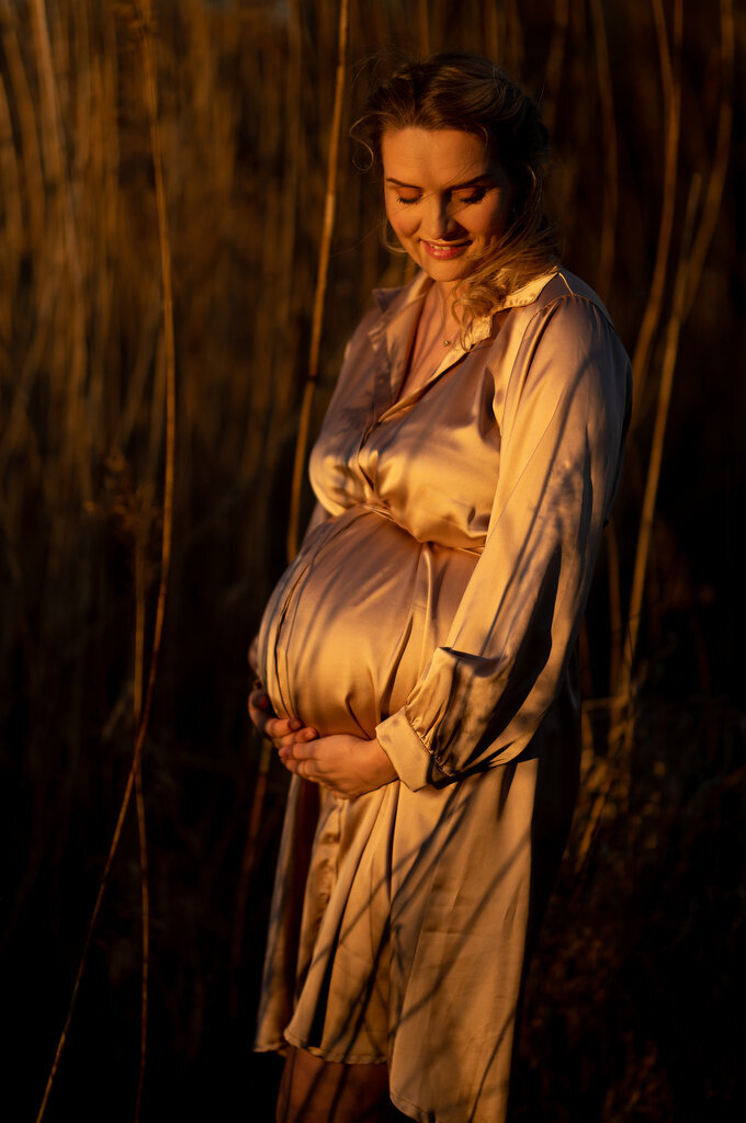 Zonnestralen en warme kleuren tijdens zwangerschap shoot