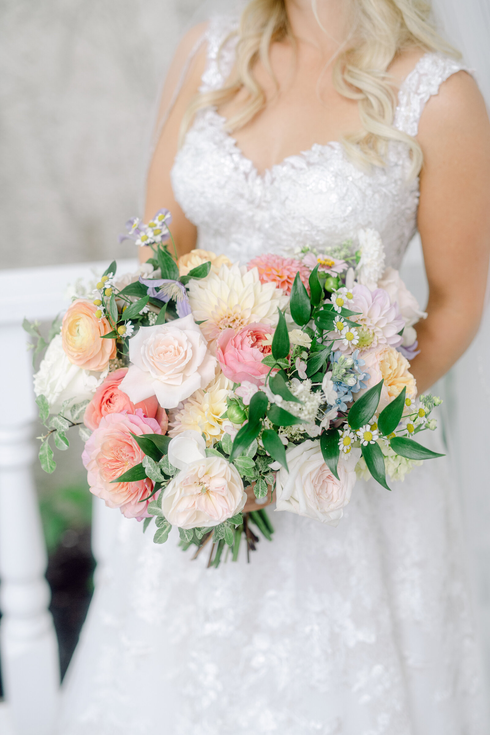 bride_colorful_bouquet