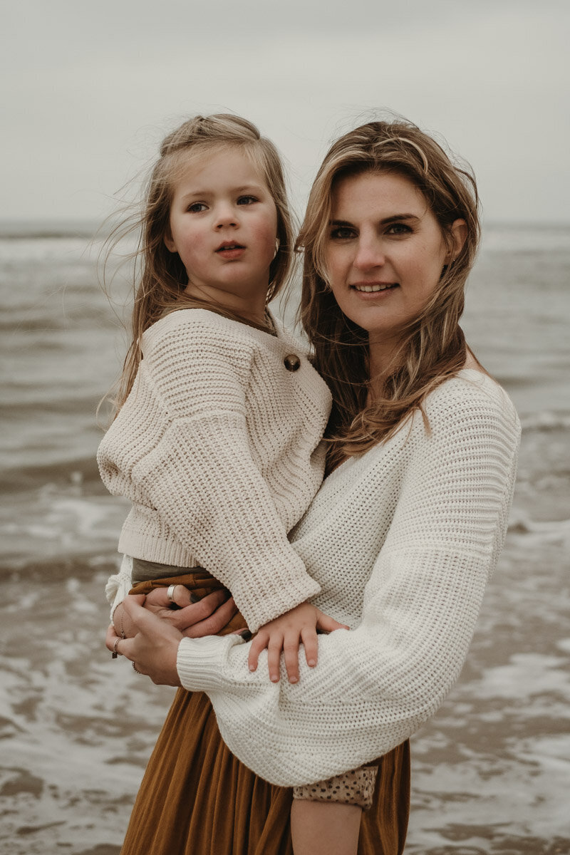 moeder en dochter op het strand