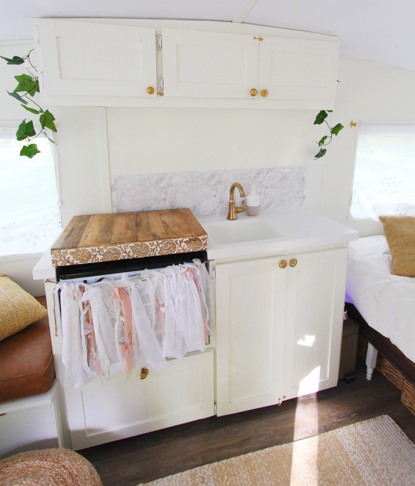 vintage-camper-classic-white-gold-reno-inspirations-ideas-boho-gypsy-hippy-pearl-musician-singer-songwriter-interior20