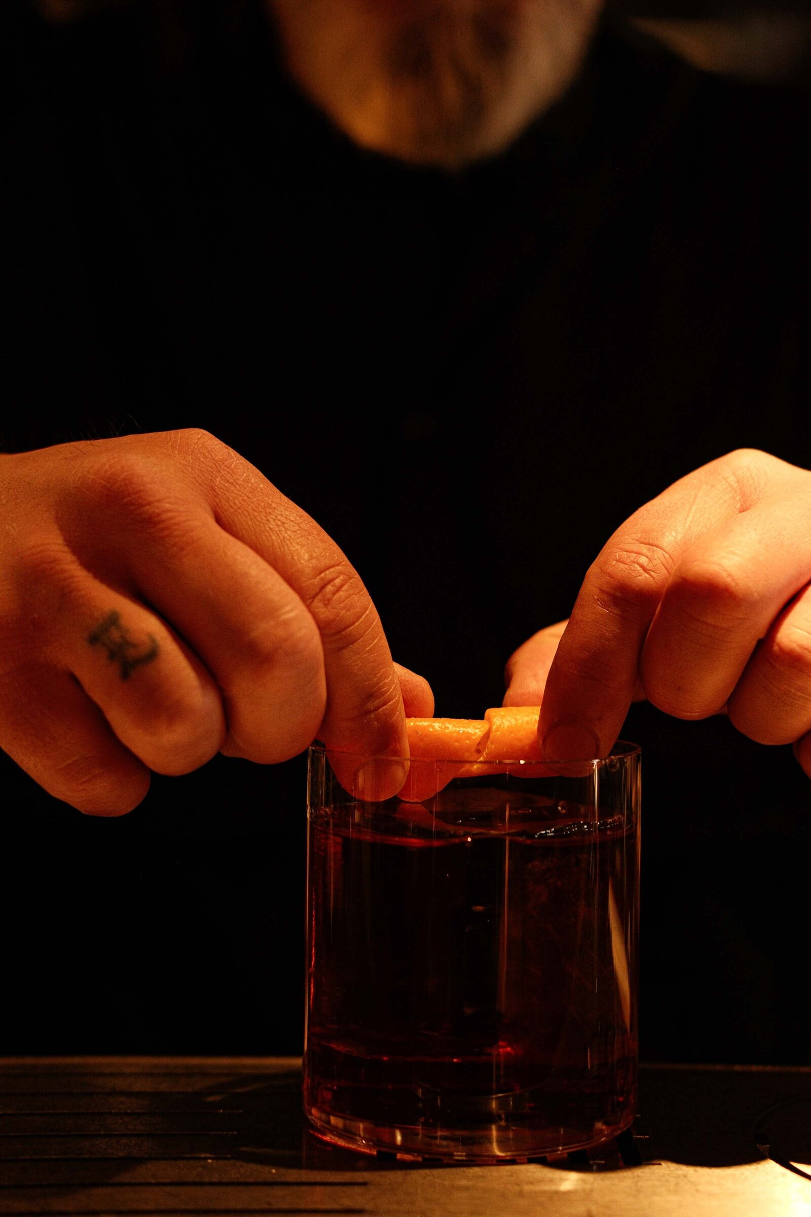 Detailshot van afmaken negroni cocktail restaurant utrecht