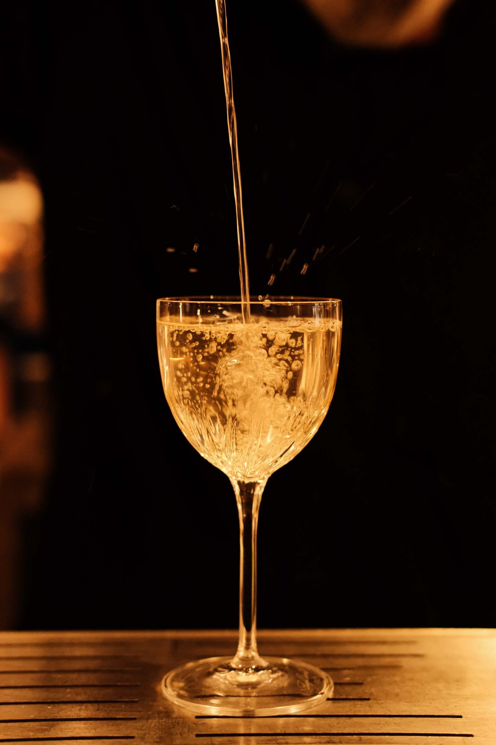 Kleurrijke cocktail gefotografeerd in warme cinematische stijl