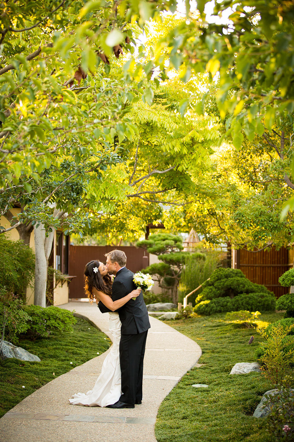 couple kissing in the garden