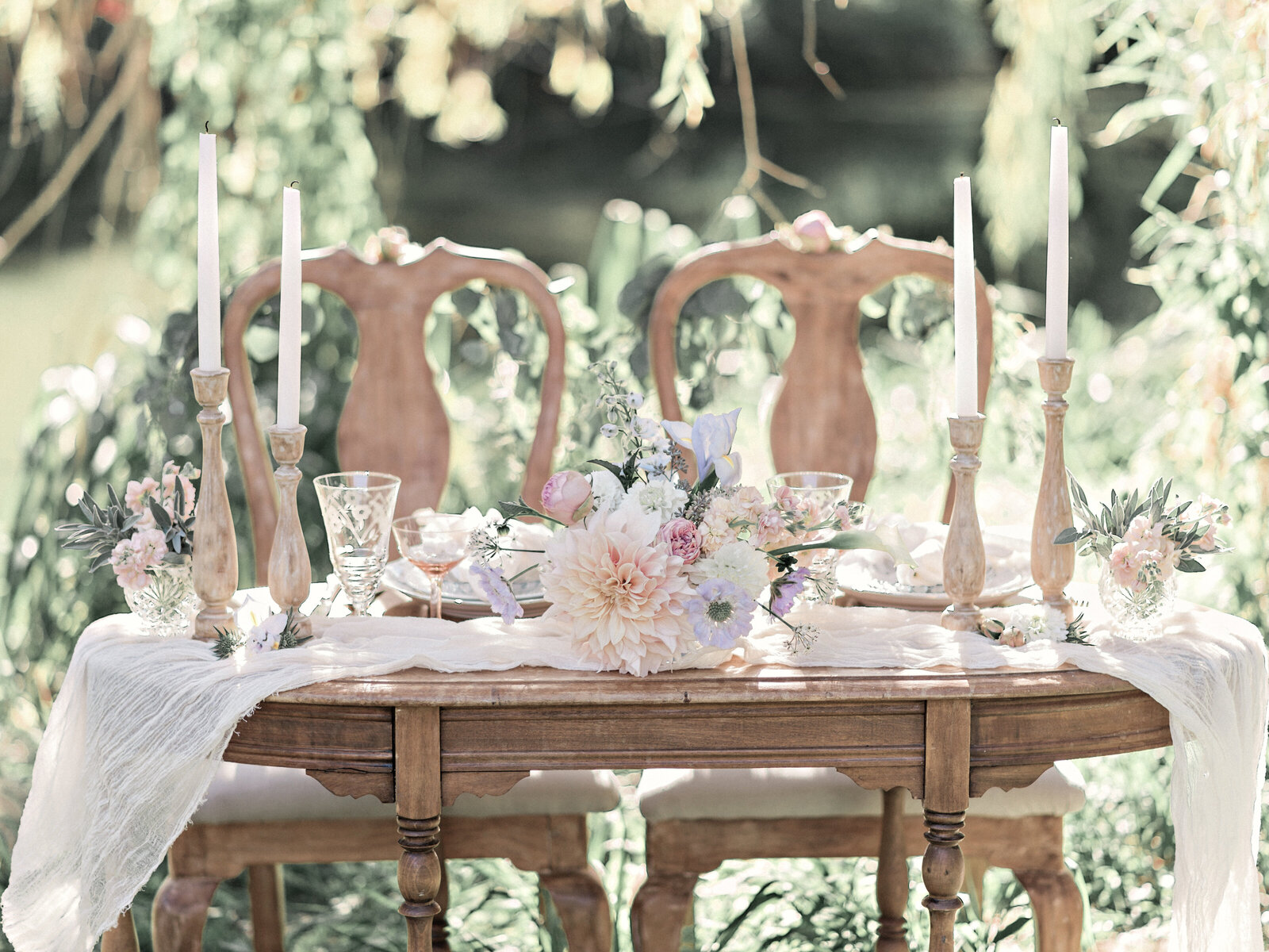 Vintage wedding table setting with flowers and candlesticks